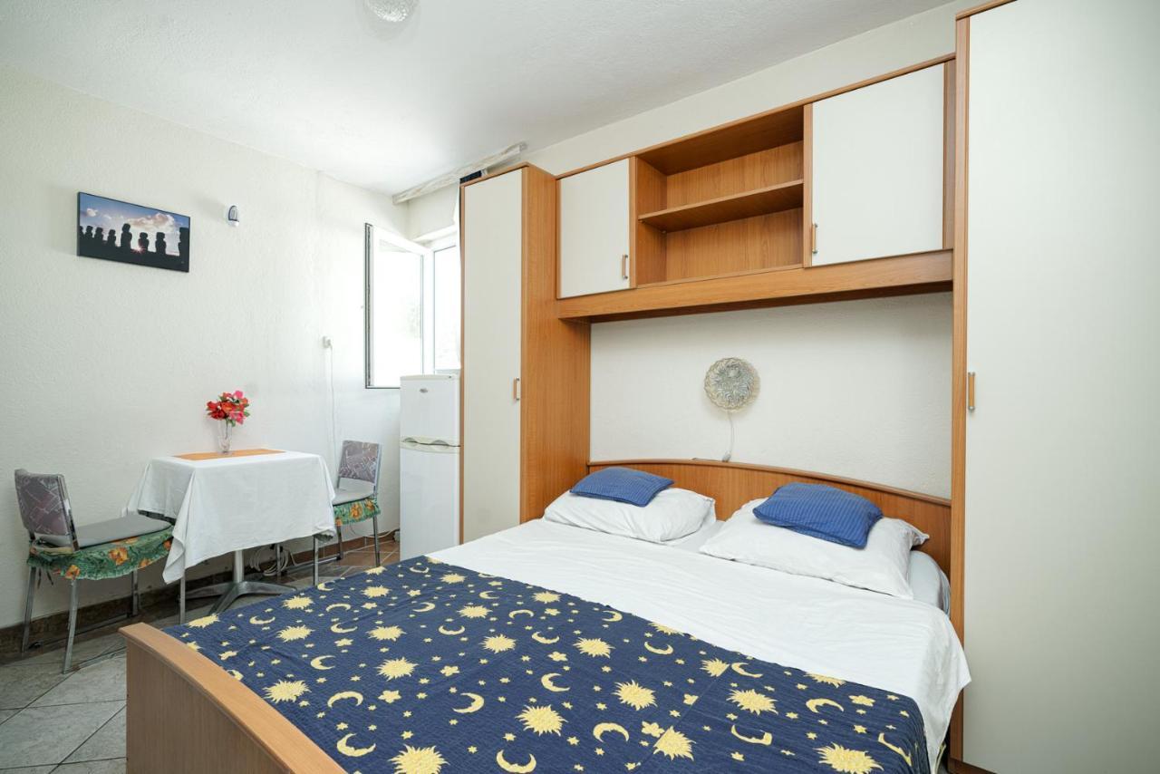 Apartmani Krizanovic Vodice Bagian luar foto