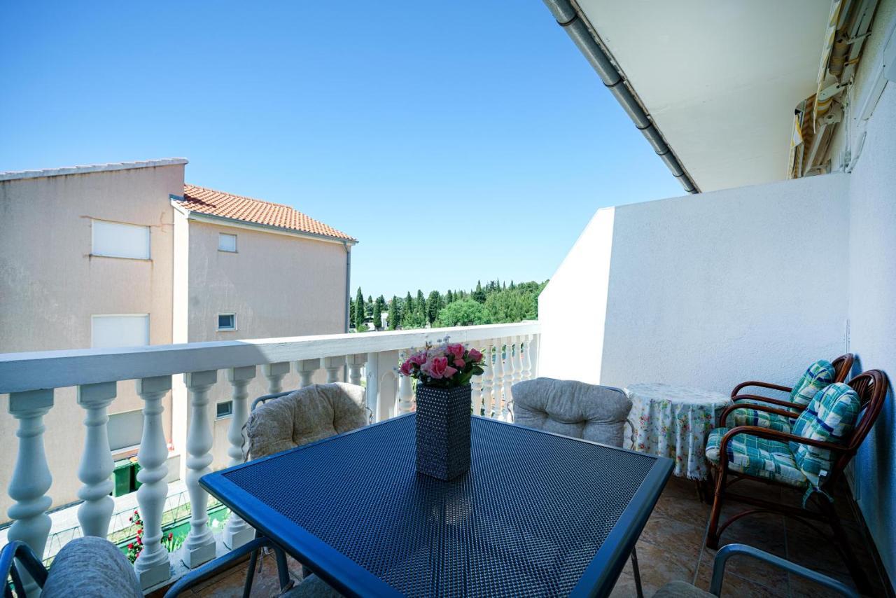 Apartmani Krizanovic Vodice Bagian luar foto